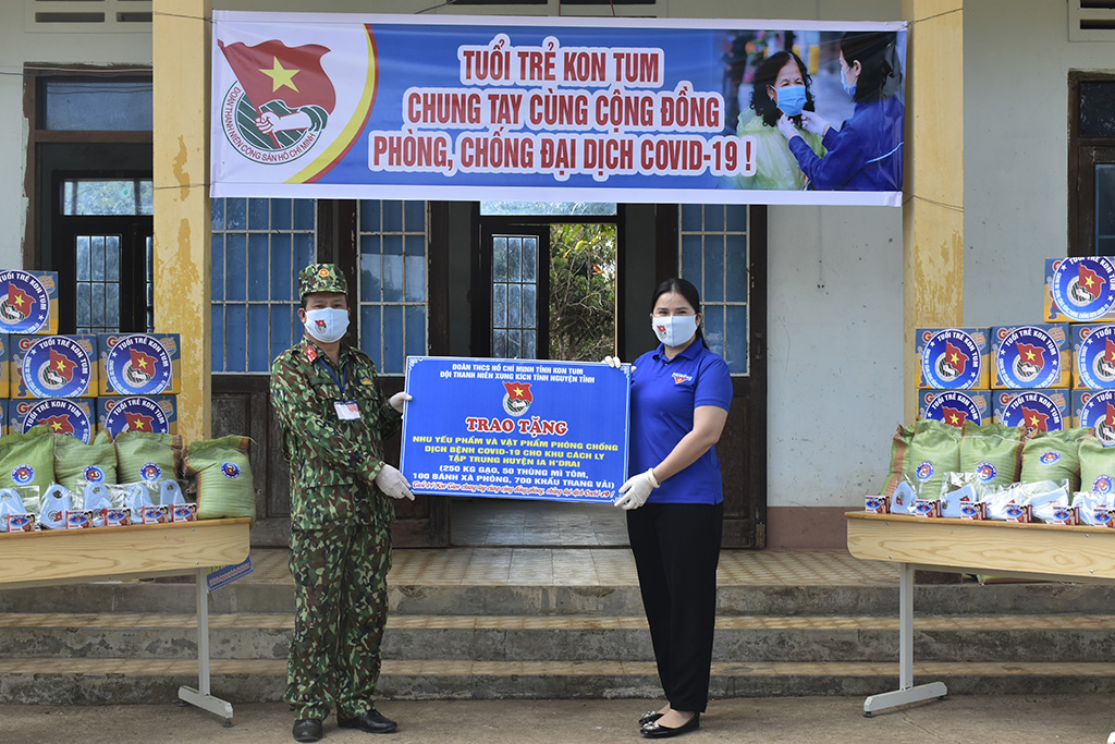 Tỉnh đoàn Kon Tum tặng quà, vật tư phòng, chống dịch bệnh Covid-19 trên địa bàn huyện.