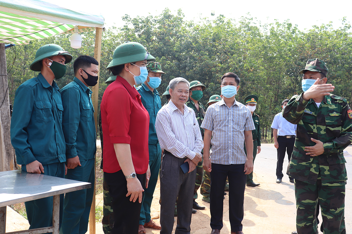 Đoàn công tác tỉnh Kon Tum kiểm tra công tác phòng chống dịch Covid-19 trên địa bàn huyện