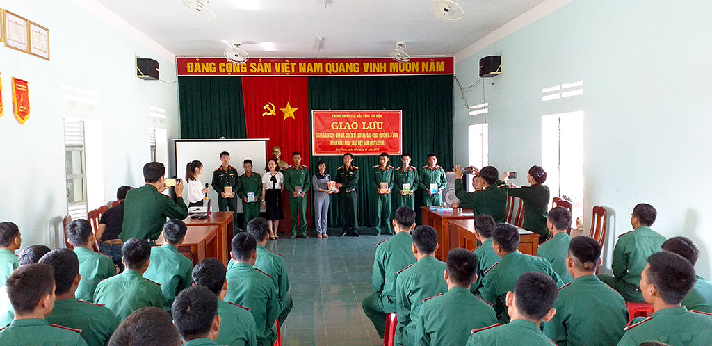 Giao lưu và tặng sách tại đại đội C186, Ban chỉ huy quân sự huyện Ia H'Drai