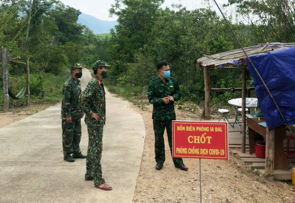 Chủ tịch UBND huyện kiểm tra, thăm hỏi các chốt kiểm dịch trên tuyến biên giới