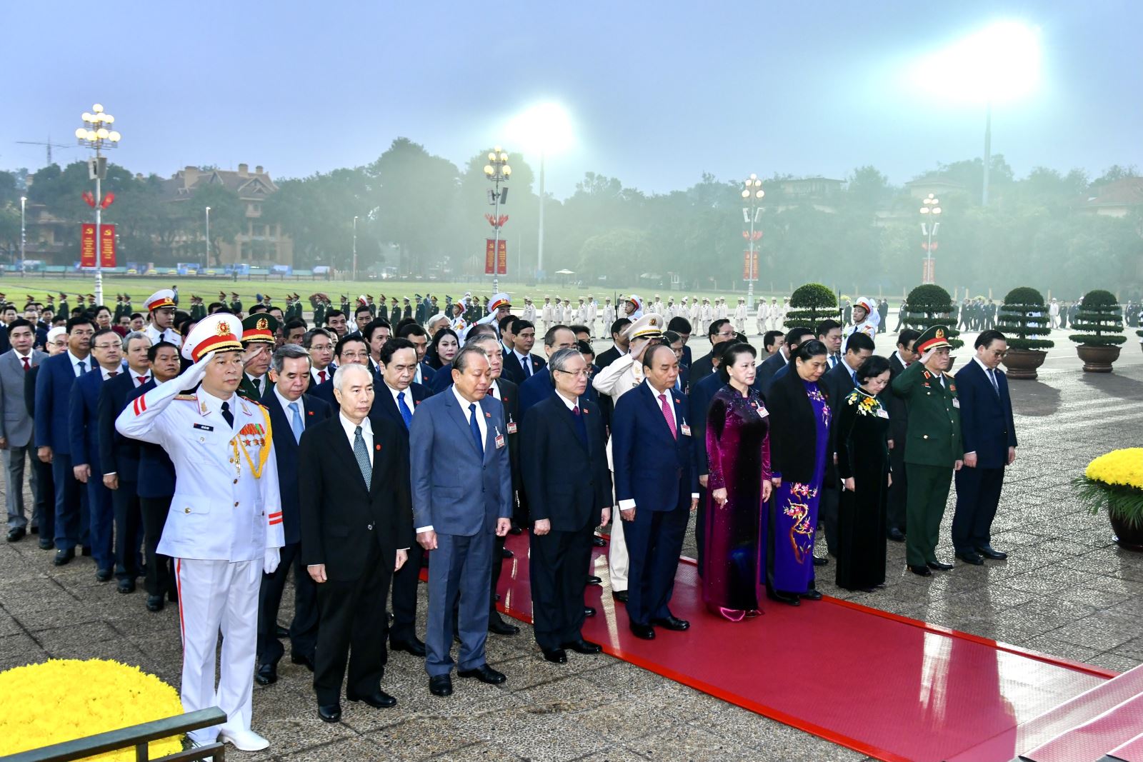 Đại biểu dự Đại hội Đảng lần thứ XIII viếng Chủ tịch Hồ Chí Minh và các anh hùng, liệt sĩ