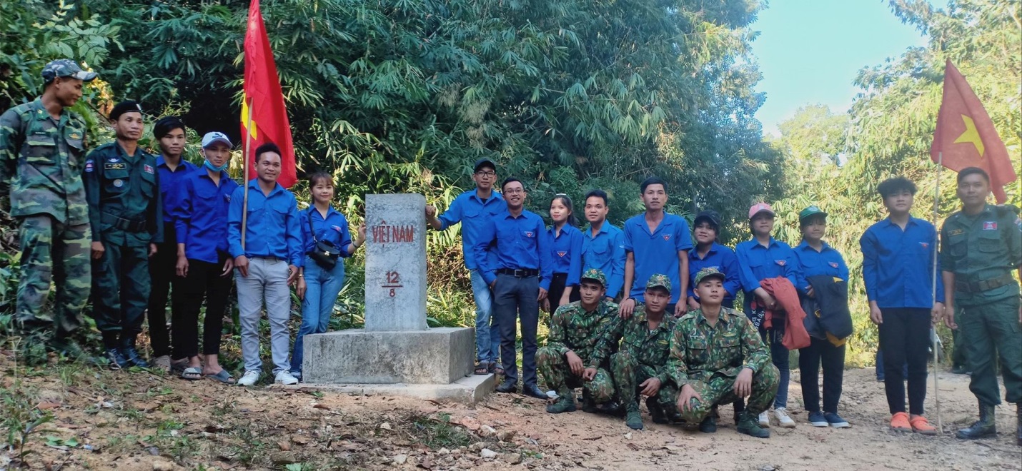 Ngày 1-3, Huyện đoàn Ia H’Drai tổ chức ra quân đồng loạt “Ngày chủ nhật xanh” và khởi động “Tháng Thanh niên năm 2020”.