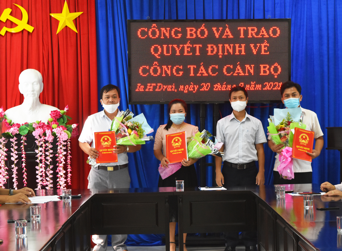 Trao quyết định về công tác cán bộ