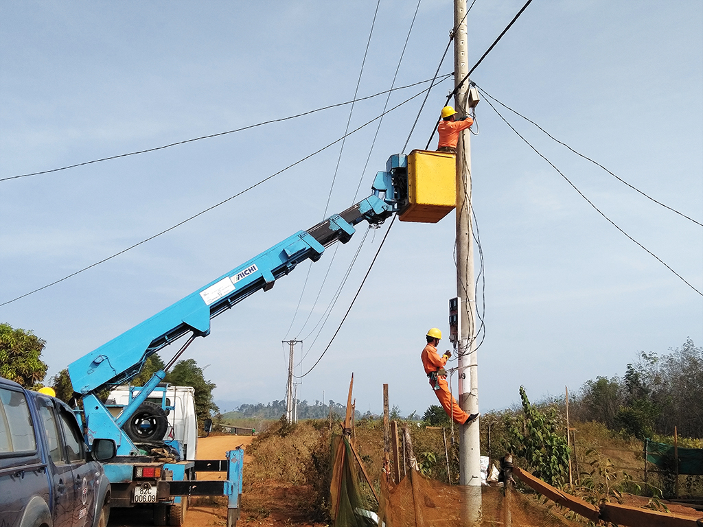 Điện lực Ia H'Drai hoàn thành kéo điện cho gần 70 hộ dân trước Tết Nguyên đán