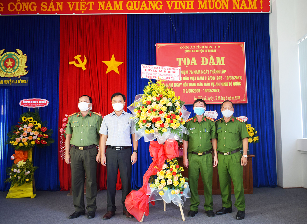 Thăm tặng quà nhân kỷ niệm 76 năm Ngày truyền thống Công an nhân dân Việt Nam (19/8/1945-19/8/2021)