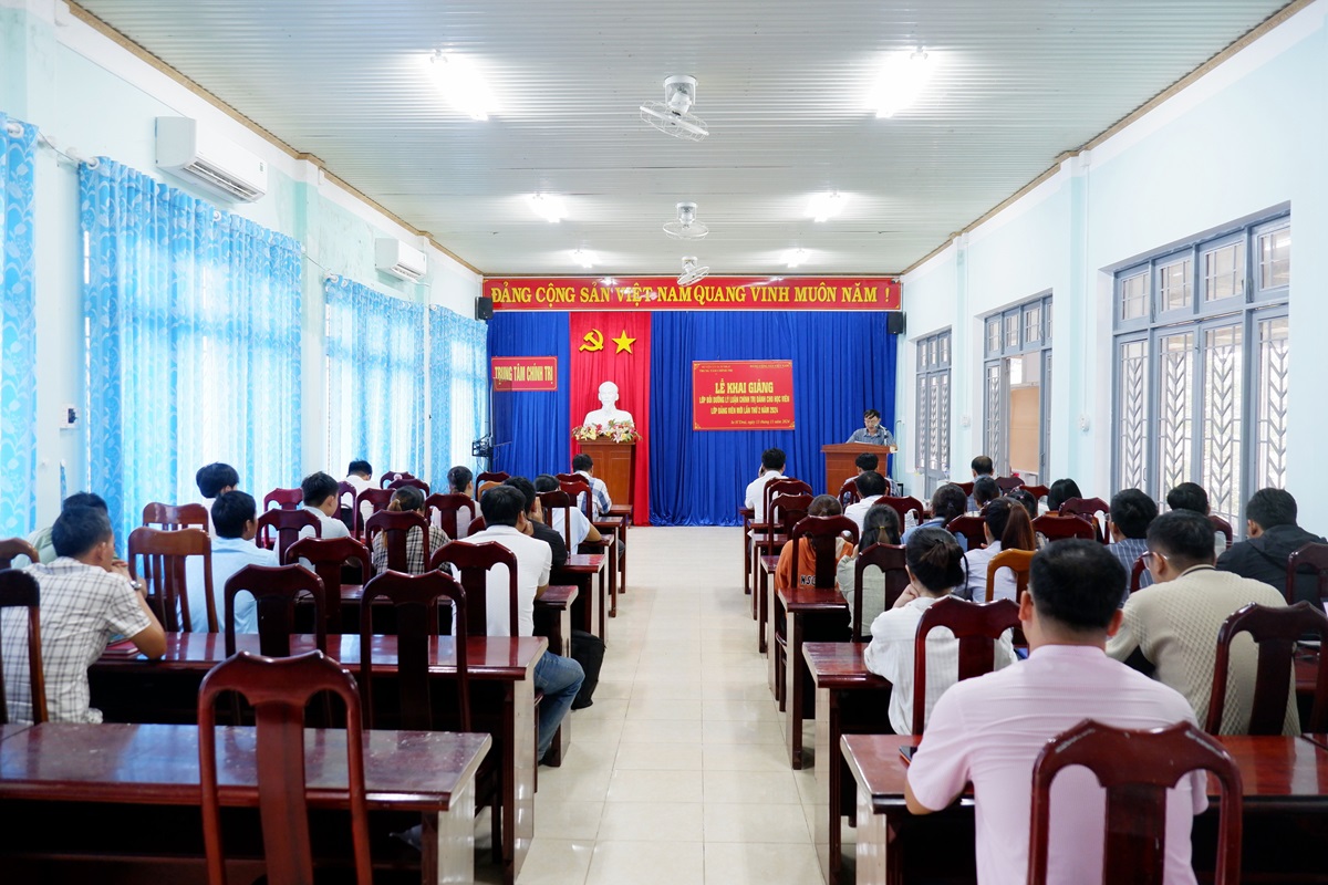 Khai giảng lớp bồi dưỡng lý luận chính trị dành cho đảng viên mới lần thứ 2 năm 2024