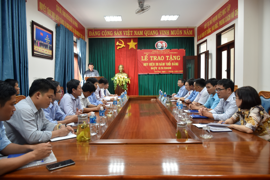 Trao Huy hiệu 30 năm tuổi Đảng