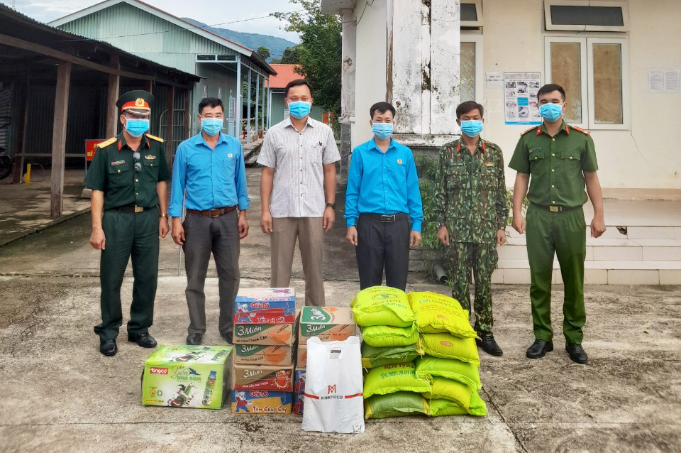 Liên đoàn Lao động huyện tổ chức thăm, tặng quà khu cách ly tập trung và chốt chống dịch Sê San 4.