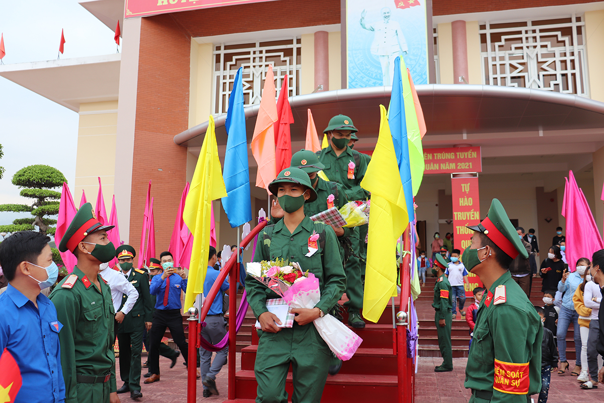 Thanh niên huyện Ia H'Drai lên đường thực hiện nghĩa vụ quân sự, công an