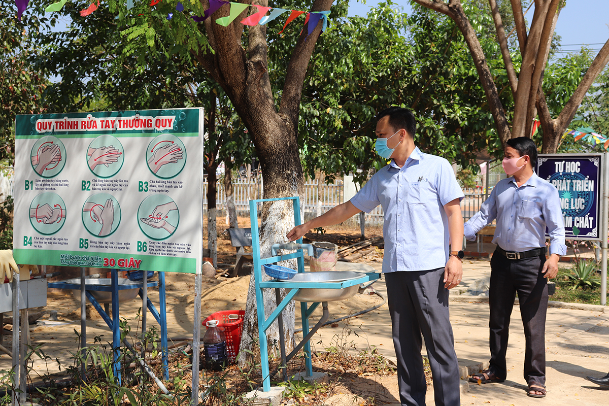 Chủ tịch UBND huyện kiểm tra công tác phòng chống dịch tại các trường học trên địa bàn huyện