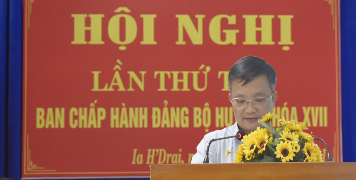Đồng chí Nguyễn Hữu Thạch, TUV, Bí thư Huyện ủy, Chủ tịch HĐND huyện phát biểu Kết luận 
